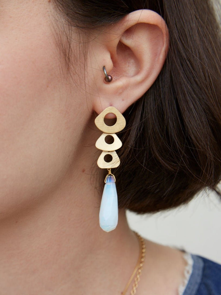 Détail des boucles d'oreilles en plaqué or pour femme avec pendentif en cristal blanc - Bubble Style Store