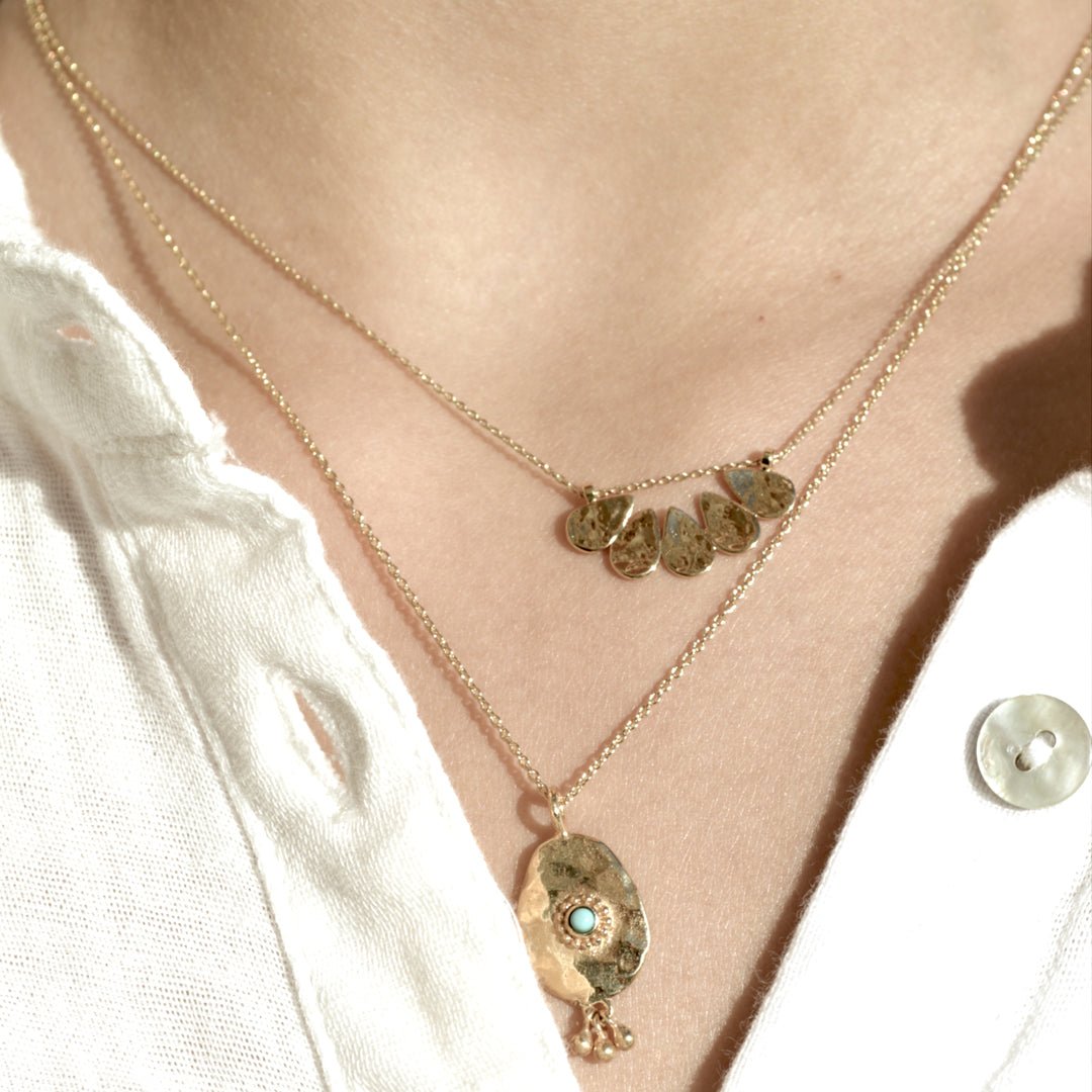 femme portant collier Bohème pour femme en plaqué or et pierres naturelles - Bubble Style Store