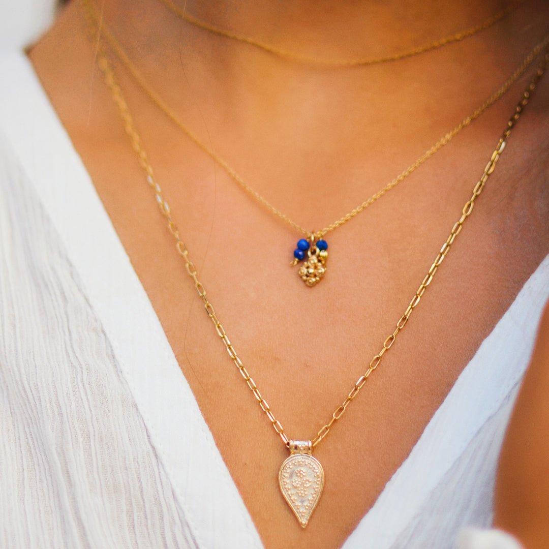 Collier fleur avec perles bleus porté pour femme - Bubble Style Store