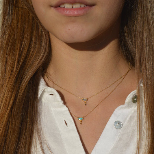 femme portant collier minimaliste avec pierre Labradorite - Bubble Style Store