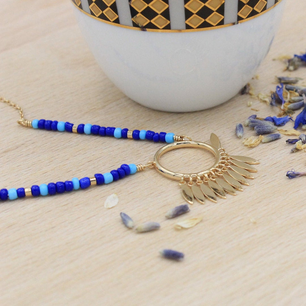 Détail du collier plaqué or avec perles de rocaille bleu - Bubble Style Store