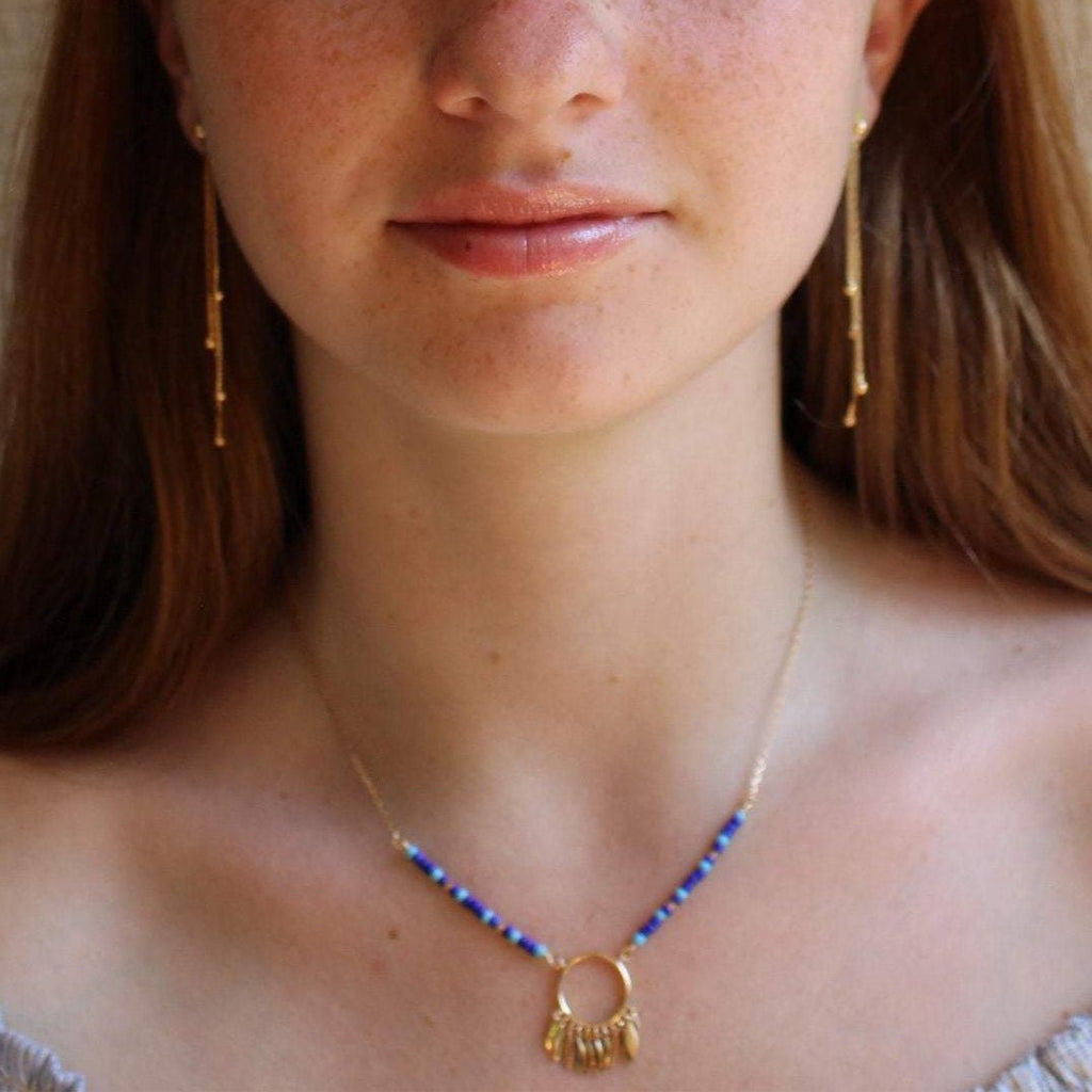 femme portant collier plaqué or avec perles de rocaille bleu - Bubble Style Store