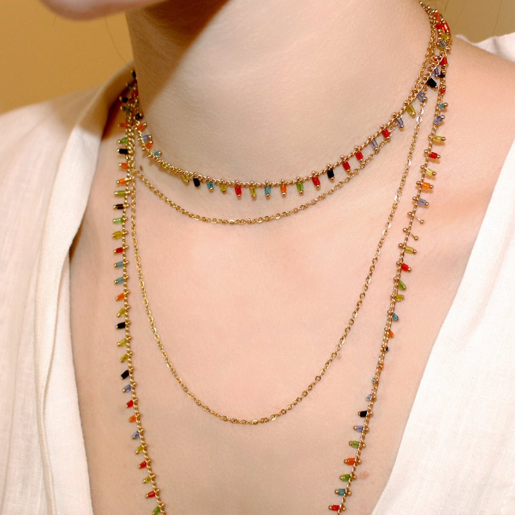 Femme portant collier sautoir avec perles multicolores - Bubble Style Store